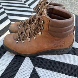 Seasoned Zamberlan women’s hiking boots, size 10